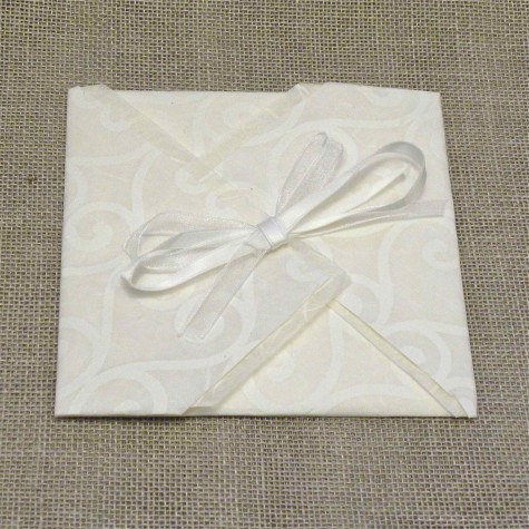 Partecipazione di nozze a origami con carta decoro, nastrini di organza e raso. Interno di carta seta.