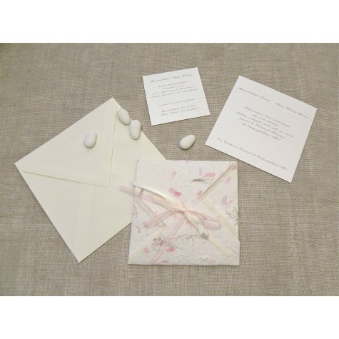 Partecipazione di nozze a origami con carta provenza rosa, nastrini di organza e raso. Interno di carta seta.