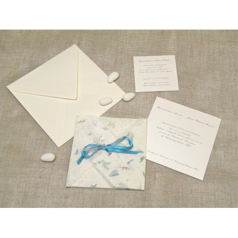 Partecipazione origami con carta provenza celeste, nastrini di organza e raso. Interno di carta seta.