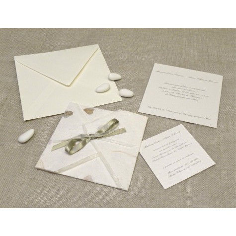 Partecipazione origami con cartacuori, nastrini di organza e raso. Interno di carta seta.