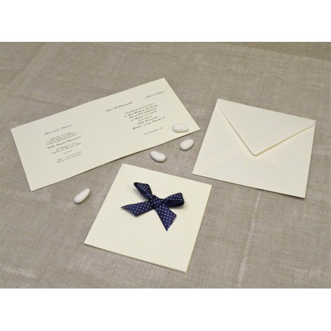 Partecipazione di nozze in carta di gelso con fiocco in raso blu a Pois bianchi
