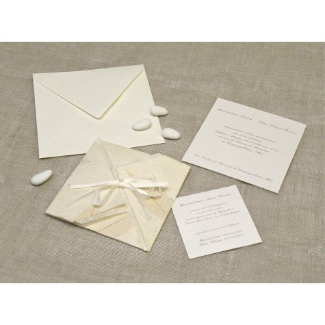 Partecipazione origami con carta foglia caucciù, nastrini di organza e raso. Interno di carta seta.