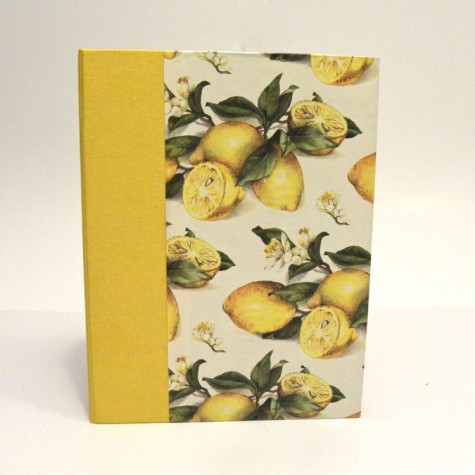 Ricettario da cucina con dorso in tela cialux gialla e copertina rivestita di carta con stampa "limoni"